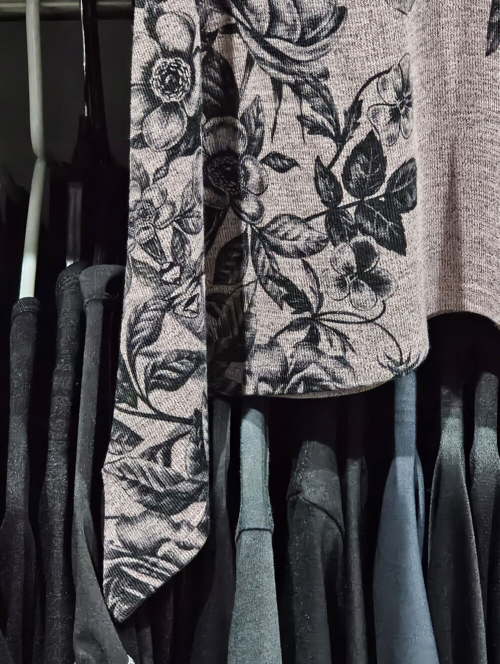 NWT G Collection Pink Mauve Floral Asymmetrical High Low Hem Top 3/4 Sleeve - Picture 3 of 11